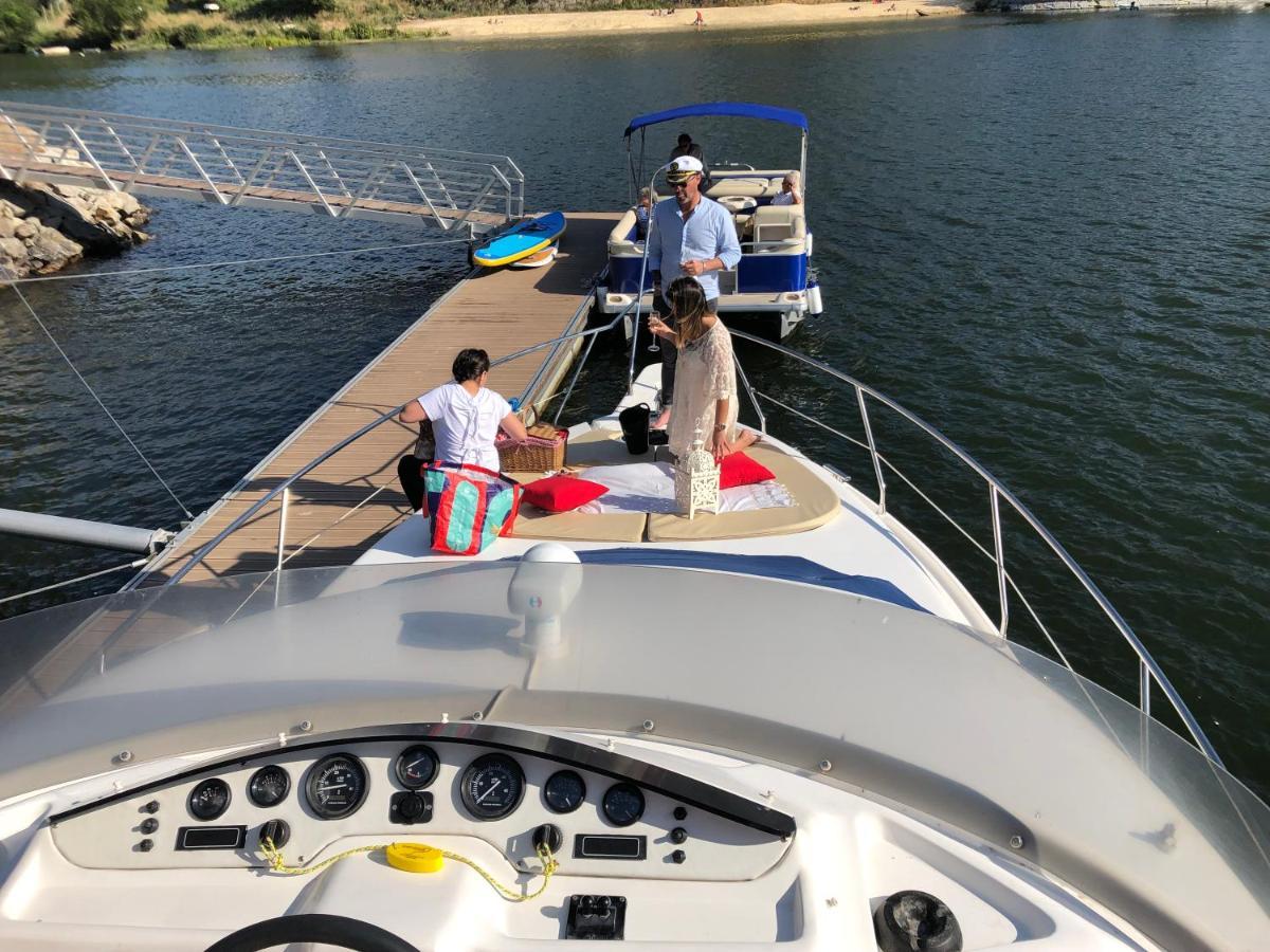 Отель Aquadouro Yacht Radames - Sleep Boat Experience Каштелу-ди-Пайва Экстерьер фото