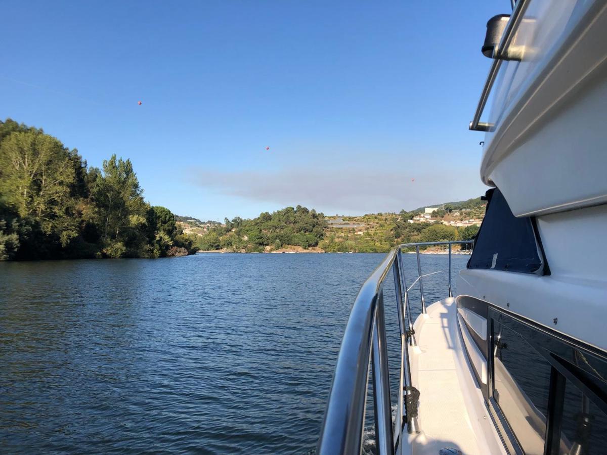 Отель Aquadouro Yacht Radames - Sleep Boat Experience Каштелу-ди-Пайва Экстерьер фото